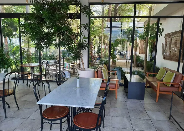 Hotel Lovinalife & Cafe 3*
