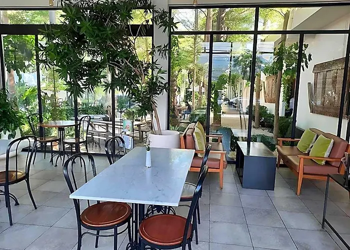 Lovinalife & Cafe Hotel Lovina (Bali)