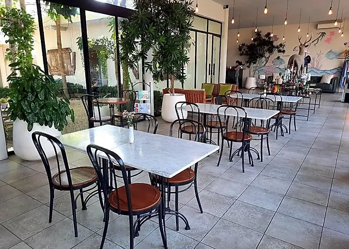 Lovinalife & Cafe Hotel 3*